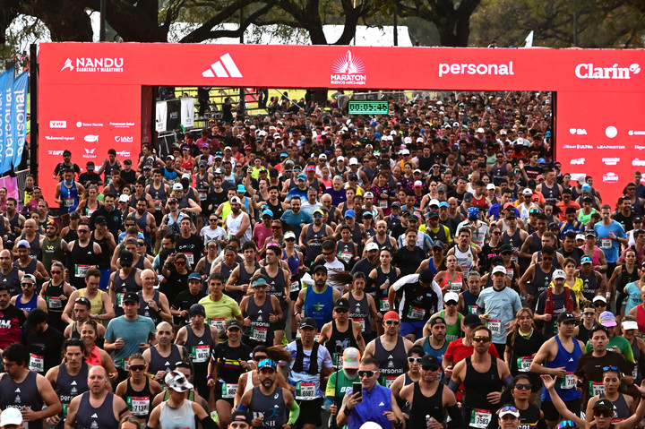 Corredores durante la Maratón de Buenos Aires 42K 2026, con cobertura sanitaria de Emergencias