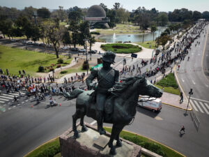 Corredores durante la Maratón de Buenos Aires 42K 2026, con cobertura sanitaria de Emergencias