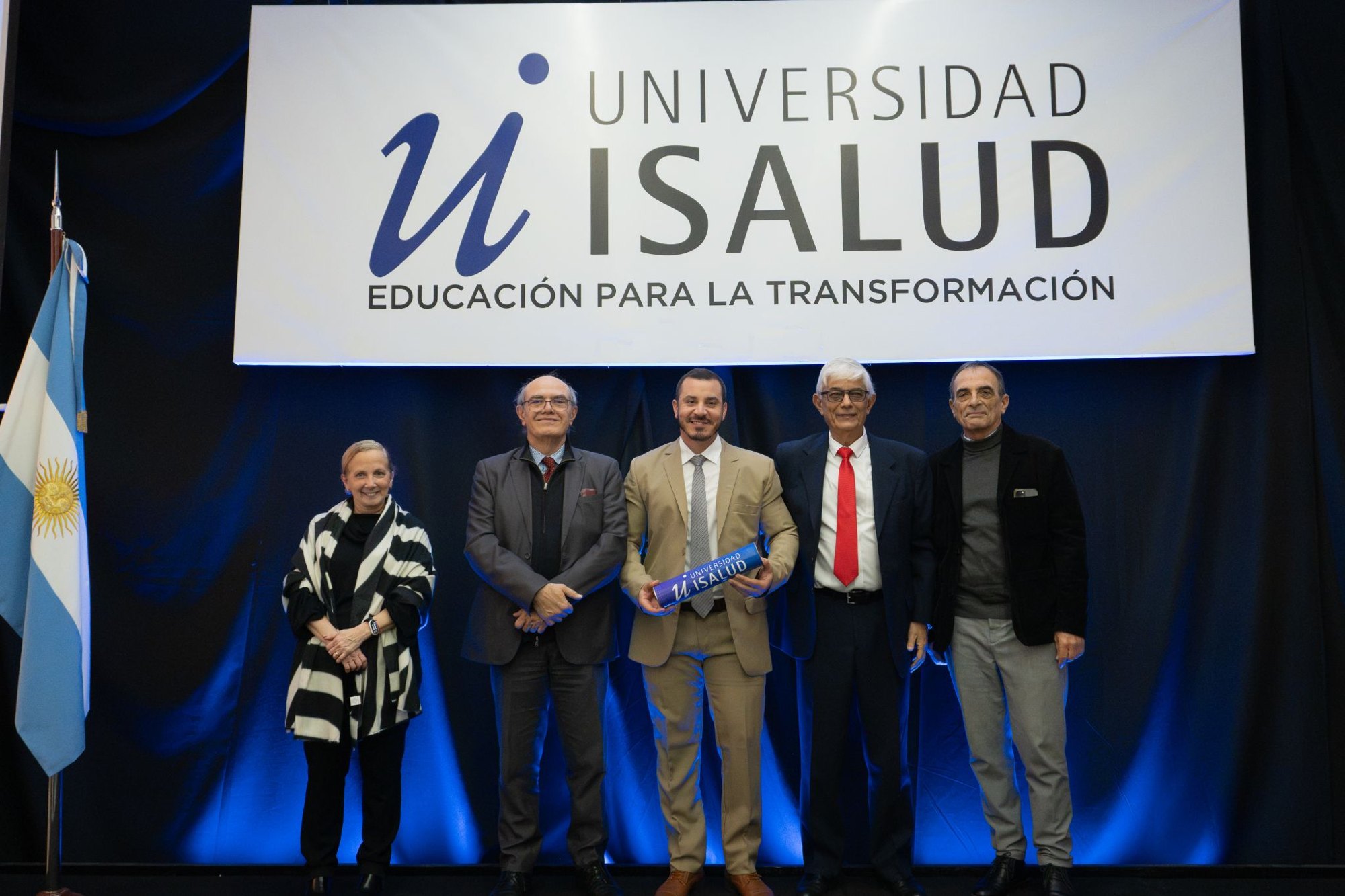Egresado de la Tecnicatura en Emergencias Médicas con su diploma en el acto de graduación de Universidad ISALUD