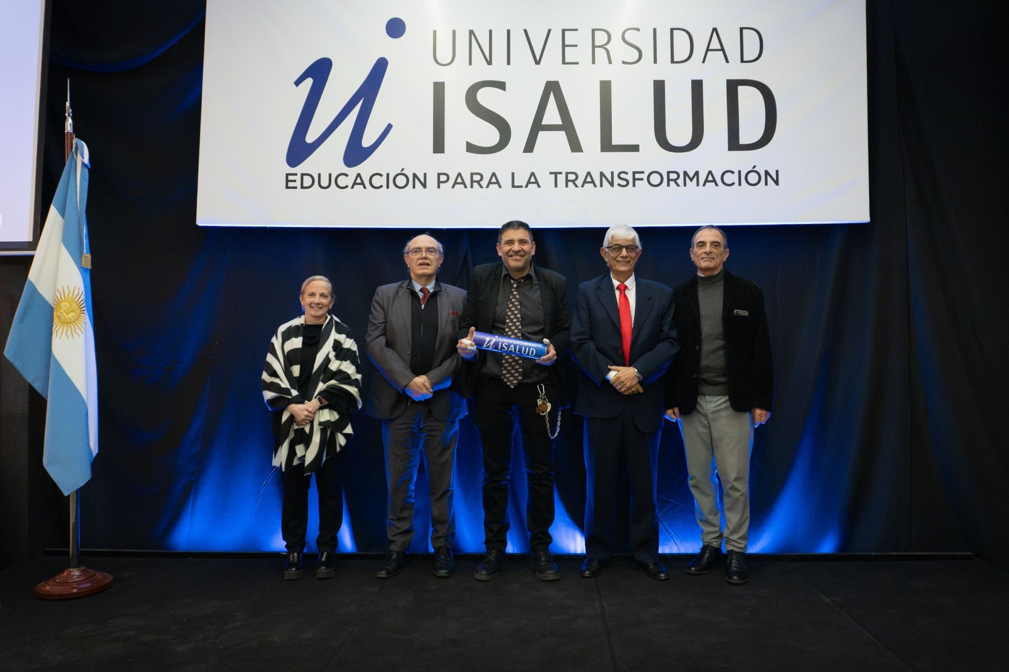Grupo de egresados de la Tecnicatura en Emergencias Médicas de Universidad ISALUD, becados por el programa EmerTEM de Emergencias, junto a autoridades en el acto de graduación