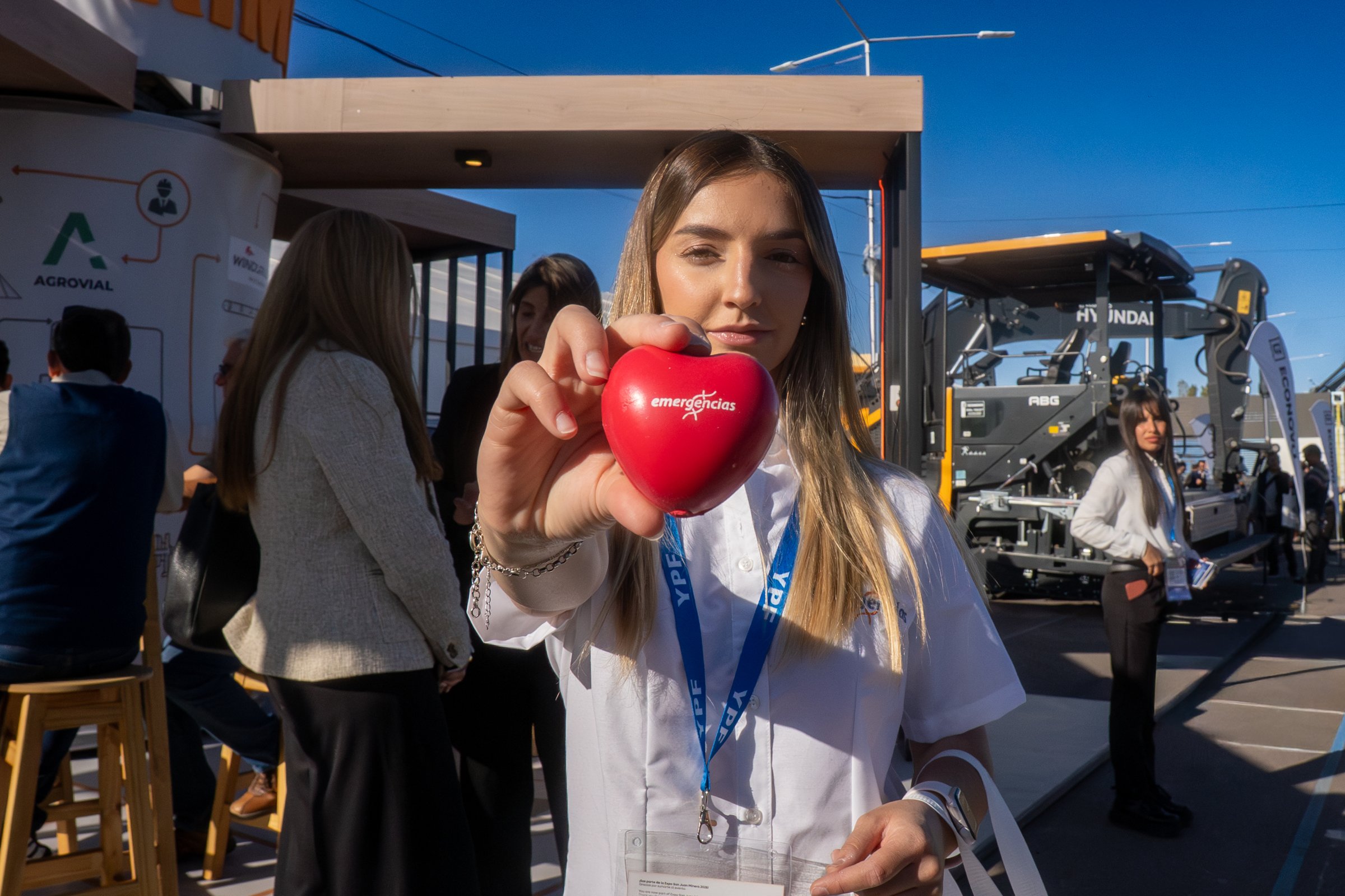 Integrante del equipo de Emergencias mostrando un corazón antiestrés con el logo de Emergencias en la Expo San Juan Minera 2026