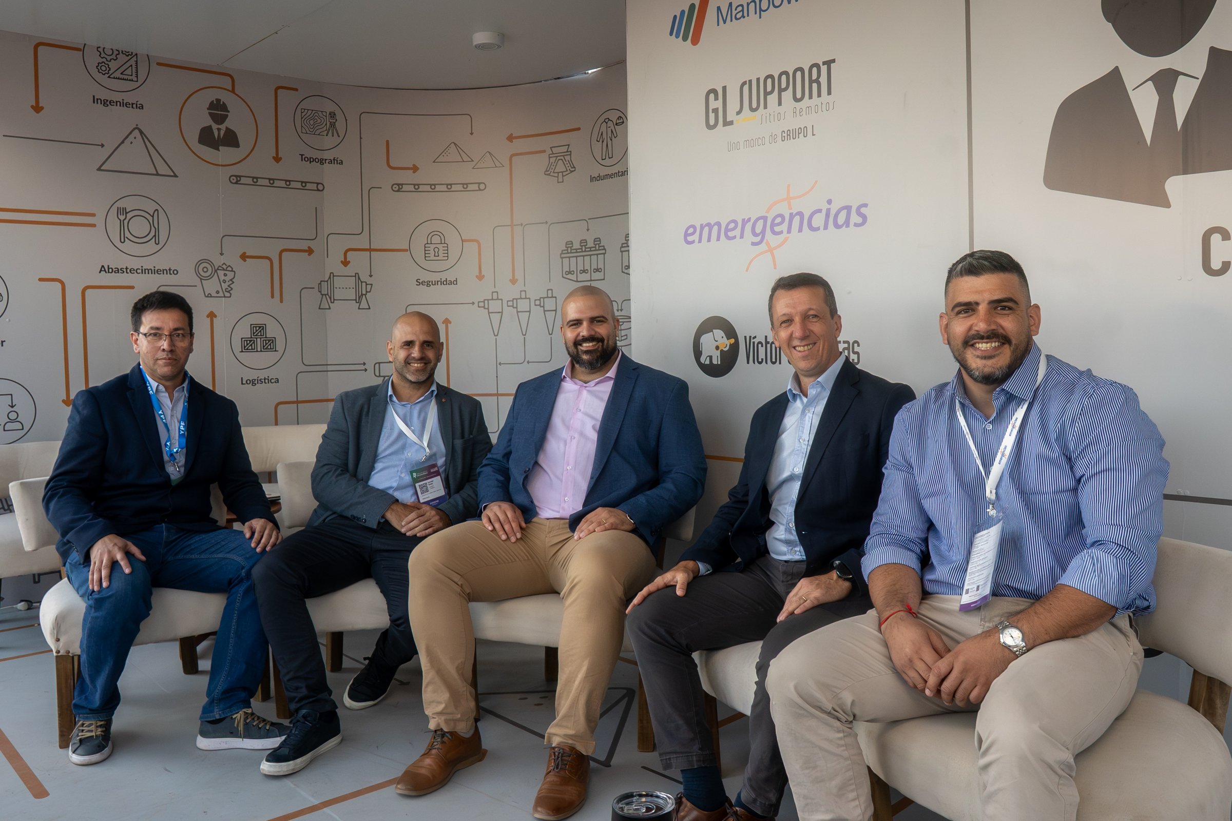 Cinco profesionales sentados en el espacio compartido con CAPRIMSA durante la Expo San Juan Minera 2026