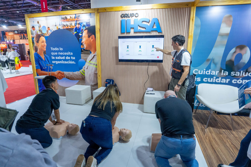 Capacitación de RCP en el stand de Grupo IHSA – Emergencias durante Intersec Buenos Aires 2026