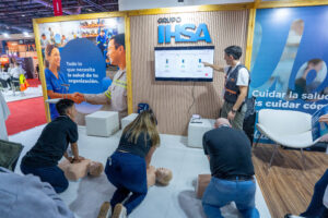 Capacitación de RCP en el stand de Grupo IHSA – Emergencias durante Intersec Buenos Aires 2026