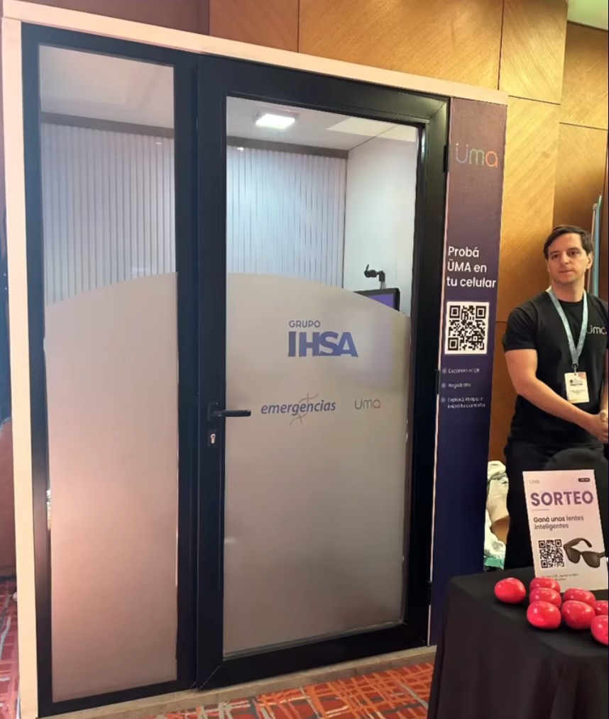 Cabina de telemedicina con la identidad de Grupo IHSA, Emergencias y Üma en el VIII Congreso de Salud Adecra Cedim