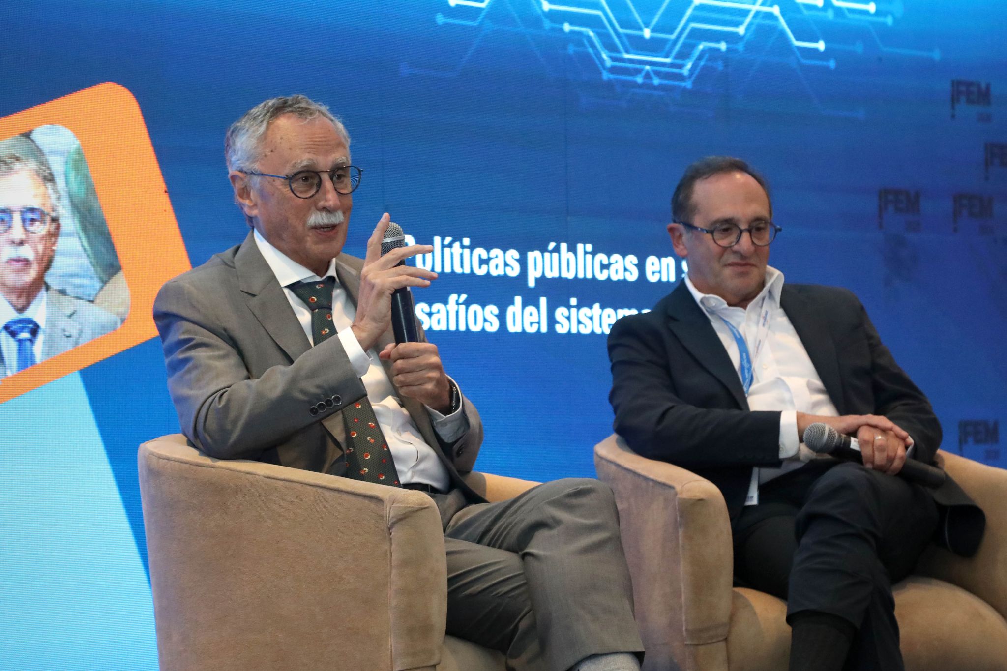 Disertante con micrófono durante un panel de la III Jornada FEM 2026
