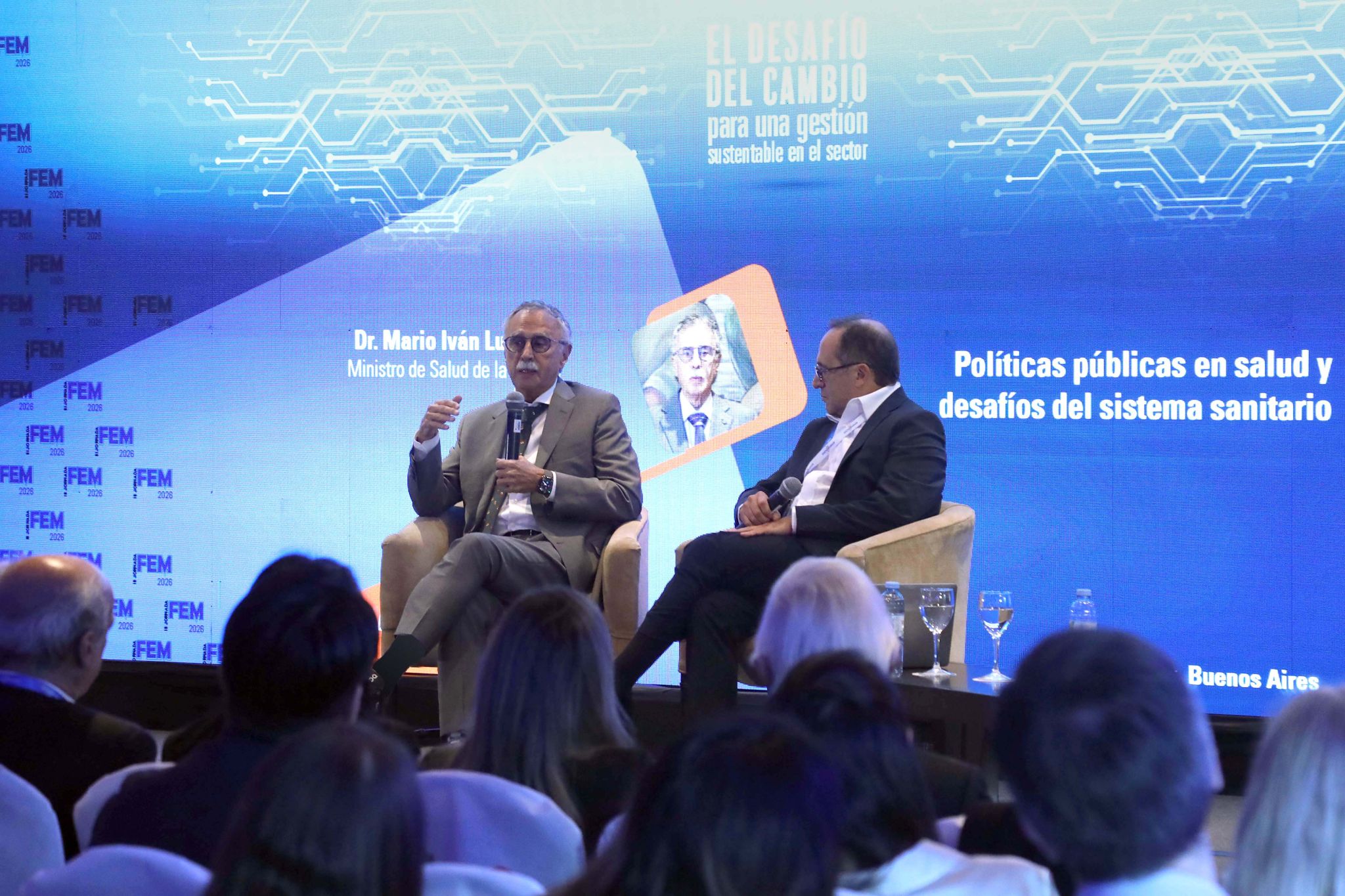 Panel de la III Jornada FEM 2026 sobre políticas públicas en salud y desafíos del sistema sanitario, con el público en primer plano
