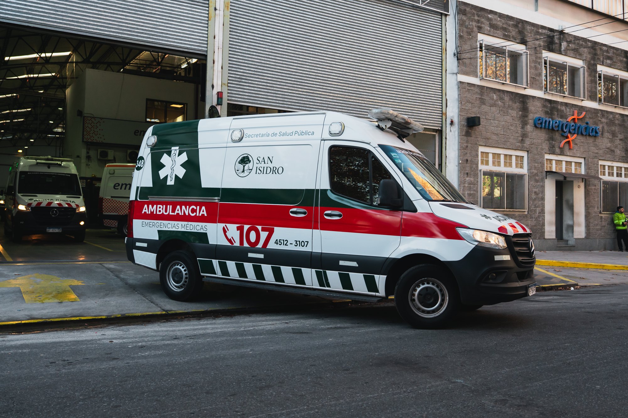 Ambulancia de la Secretaría de Salud Pública de San Isidro con el número 107 saliendo de la base de Emergencias